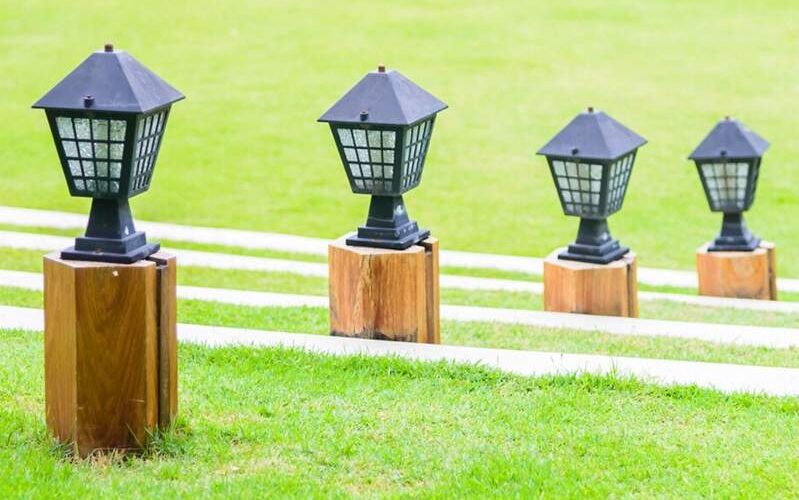 Lampadaire sur pied noir